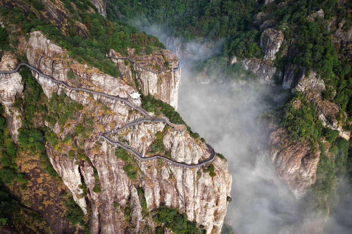 灵岩景区山峰与崖壁